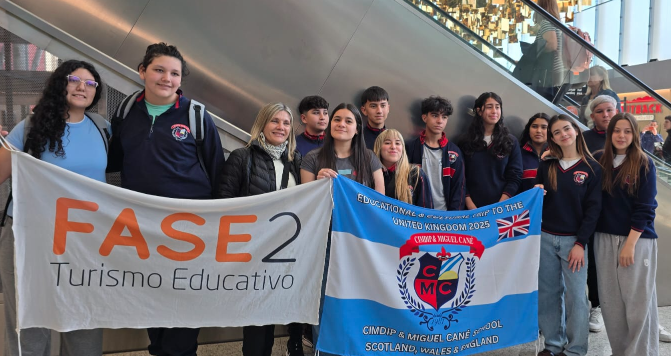 CIMDIP students at Ezeiza Airport with banners